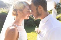 Heureux mariés caucasiens se marier et embrasser. mariage d'été, mariage, amour et concept de célébration. — Photo de stock