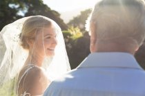 Noiva caucasiana feliz sorrindo, se casando e oficiante do casamento. casamento de verão, casamento, amor e celebração conceito. — Fotografia de Stock