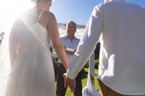 Glückliche kaukasische Braut und Bräutigam beim Eheversprechen Händchen haltend. Sommerhochzeit, Ehe, Liebe und Festkonzept. — Stockfoto