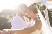 Heureux mariés caucasiens se marier et danser. mariage d'été, mariage, amour et concept de célébration. — Photo de stock