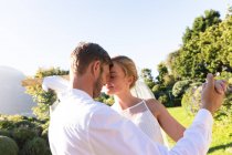 Glückliche kaukasische Braut und Bräutigam heiraten und tanzen. Sommerhochzeit, Ehe, Liebe und Festkonzept. — Stockfoto