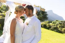 Noiva caucasiana feliz e noivo se casar e abraçar. casamento de verão, casamento, amor e celebração conceito. — Fotografia de Stock