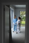 Asiático fisioterapeuta feminino tratamento asiático paciente feminino em sua casa. tratamento de saúde e fisioterapia médica. — Fotografia de Stock