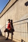 Portrait d'un homme afro-américain en forme faisant de l'exercice en ville tenant du basket dans la rue. forme physique et mode de vie urbain actif. — Photo de stock