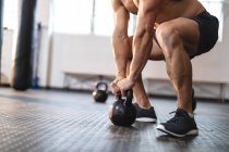 Starker Mann, der im Fitnessstudio trainiert, Gewichte stemmt. Kraft- und Fitnesstraining für das Boxen. — Stockfoto