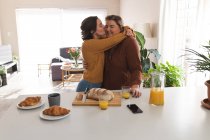 Casal de lésbicas sorrindo e preparando café da manhã na cozinha. estilo de vida doméstico, passar o tempo livre em casa. — Fotografia de Stock