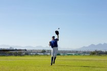 Mixed Race Baseballspielerin auf sonnigem Baseballfeld, die während des Spiels nach dem Ball greift. Baseballteam der Frauen, Sporttraining und Spieltaktik. — Stockfoto