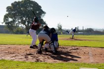 Diversi gruppi di giocatrici di baseball in azione sul soleggiato campo da baseball durante la partita. squadra di baseball femminile, allenamento sportivo e tattica di gioco. — Foto stock