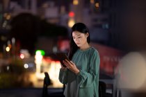Mulher de negócios asiática trabalhando à noite usando tablet. trabalhando até tarde em negócios em um escritório moderno. — Fotografia de Stock