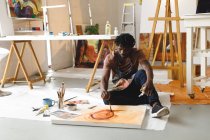 Afro-americano pintor masculino no trabalho pintura retrato sobre tela no estúdio de arte. criação e inspiração em um estúdio de pintura de artistas. — Fotografia de Stock