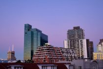 Edifícios altos modernos no distrito de negócios construído da cidade moderna com céu crepúsculo. paisagem urbana arquitetônica moderna. — Fotografia de Stock