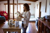 Donna razza mista preparare bevanda sana in cucina. stile di vita sano, godendo del tempo libero a casa. — Foto stock