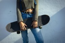 Seção meio de mulher segurando skate, estilo de vida, desfrutando de tempo de lazer ao ar livre. — Fotografia de Stock