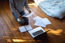 Mujer que trabaja a distancia usando el ordenador portátil en la sala de estar soleada. estilo de vida saludable, trabajo remoto desde casa. . - foto de stock