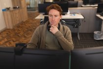 Homem branco criativo no trabalho, sentado na mesa, usando o computador. trabalhando em negócios criativos em um escritório moderno. — Fotografia de Stock