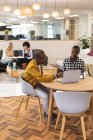 Разнообразные коллеги-мужчины и женщины, работающие вместе в зоне отдыха на рабочем месте. работа в творческом бизнесе в современном офисе. — стоковое фото