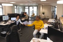 Diversi colleghi uomini e donne al lavoro, seduti alle scrivanie, usando i computer. lavorare in attività creative in un ufficio moderno. — Foto stock