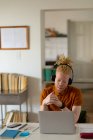 Albino-amerikanischer Mann mit Dreadlocks, der von zu Hause aus arbeitet und Videotelefonate auf dem Laptop führt. Fernbedienung mit Technologie zu Hause. — Stockfoto