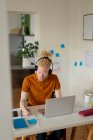 Albino afro-americano com dreadlocks trabalhando em casa e fazendo videochamada no laptop. trabalho remoto usando a tecnologia em casa. — Fotografia de Stock