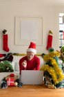Африканский американец Альбинос в шляпе Санты делает видеозвонок с рождественскими украшениями. Рождество, праздник и коммуникационные технологии праздник и коммуникационные технологии. — стоковое фото