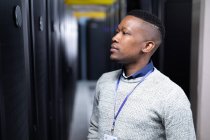 Técnico de informática afro-americano a trabalhar na sala de servidores. armazenamento digital de informações e tecnologia de rede de comunicação. — Fotografia de Stock