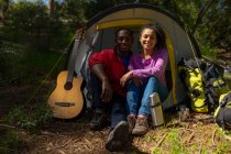 Glückliche Paare sitzen im Zelt auf dem Land. gesunder, aktiver Lebensstil und Freizeit im Freien. — Stockfoto