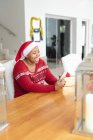 Feliz afro-americano plus size mulher em santa chapéu fazendo chamada de vídeo de Natal em tablet. Natal, festividade e tecnologia de comunicação. — Fotografia de Stock