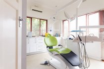 Innenraum einer leeren modernen Zahnklinik mit Zahnarztstuhl und Werkzeugen. Gesundheits- und Zahnarztgeschäft. — Stockfoto