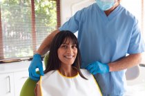 Ritratto di paziente caucasica sorridente che guarda la macchina fotografica alla clinica dentale moderna. attività sanitaria e odontoiatrica. — Foto stock