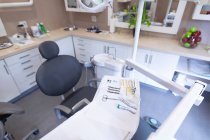 Інтер'єр порожньої сучасної стоматологічної клініки з стоматологічним кріслом та інструментами. охорона здоров'я та стоматологічний бізнес . — стокове фото