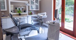 Interior da clínica odontológica moderna vazia com cadeira dentária e ferramentas. serviços de saúde e odontologia. — Fotografia de Stock