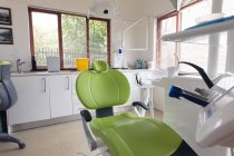 Interior de la clínica dental moderna vacía con silla dental y herramientas. negocio de salud y odontología. - foto de stock