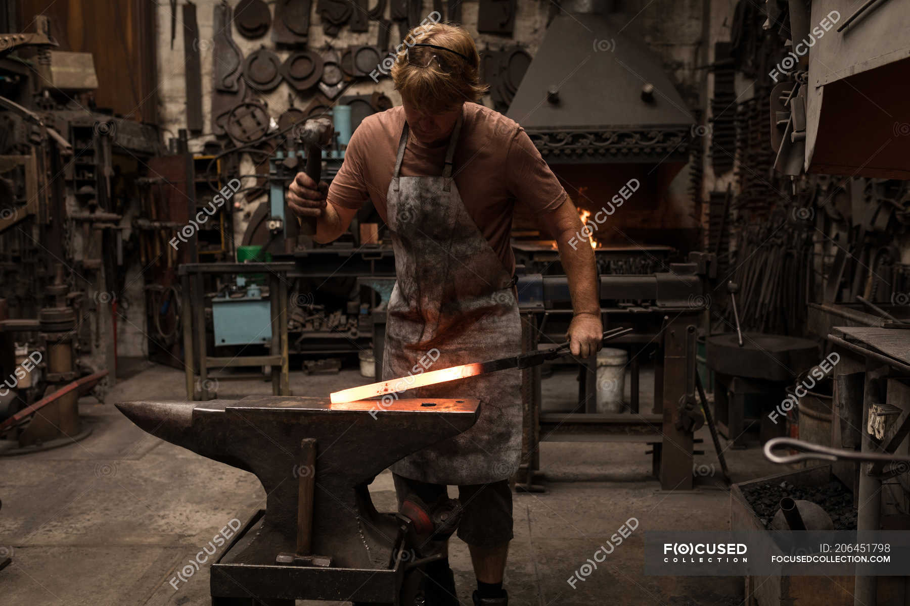 Картинки кузнеца за работой. Инструменты кузнеца на поясе. Предметы для работы кузнеца. Кузнечное дело на кубани. Ковал кузнец казачью шашку.