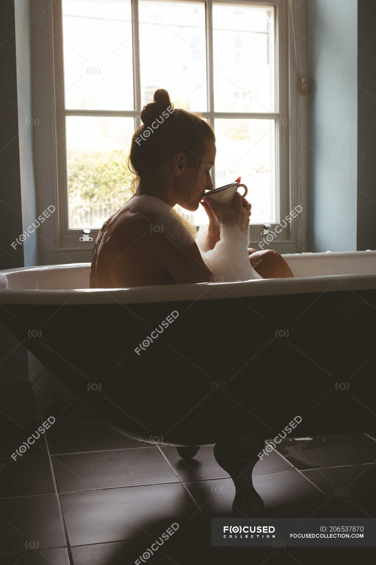 Чулки в ванне. Bath & Coffee.