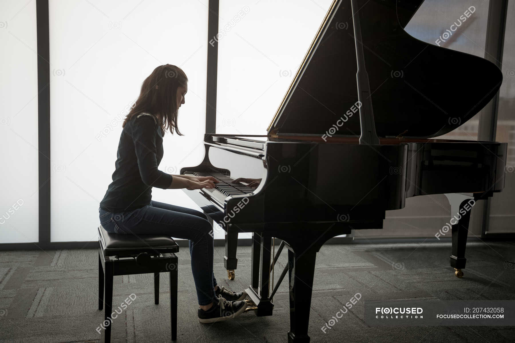 Look she plays the piano. Фортепиано вид сбоку. Фортепьяно вид сбоку. Девушка на рояле вид сбоку. Девушка за пианино сбоку.
