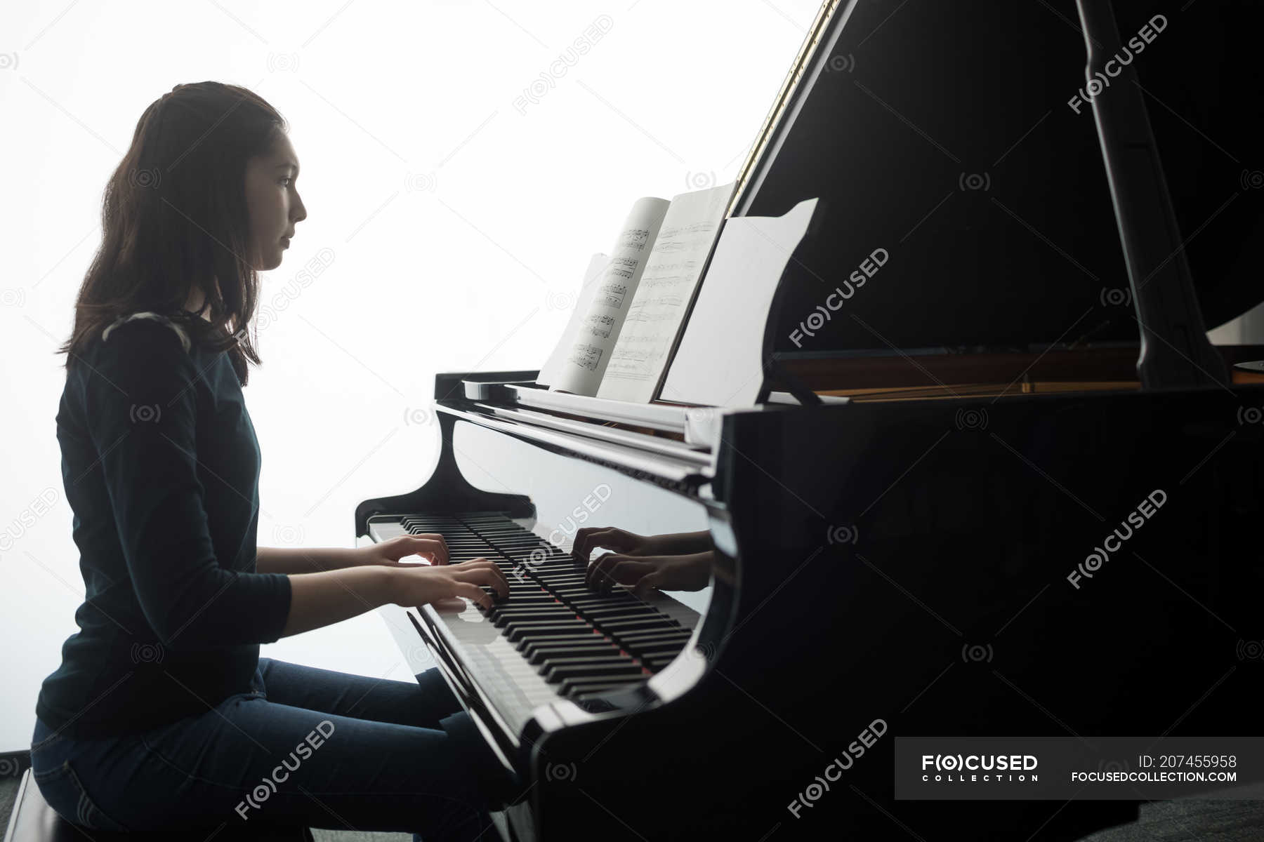 She play piano well. Девушка и пианино. Девушка за роялем в музыкальной школе. Фортепьяно вид сбоку.