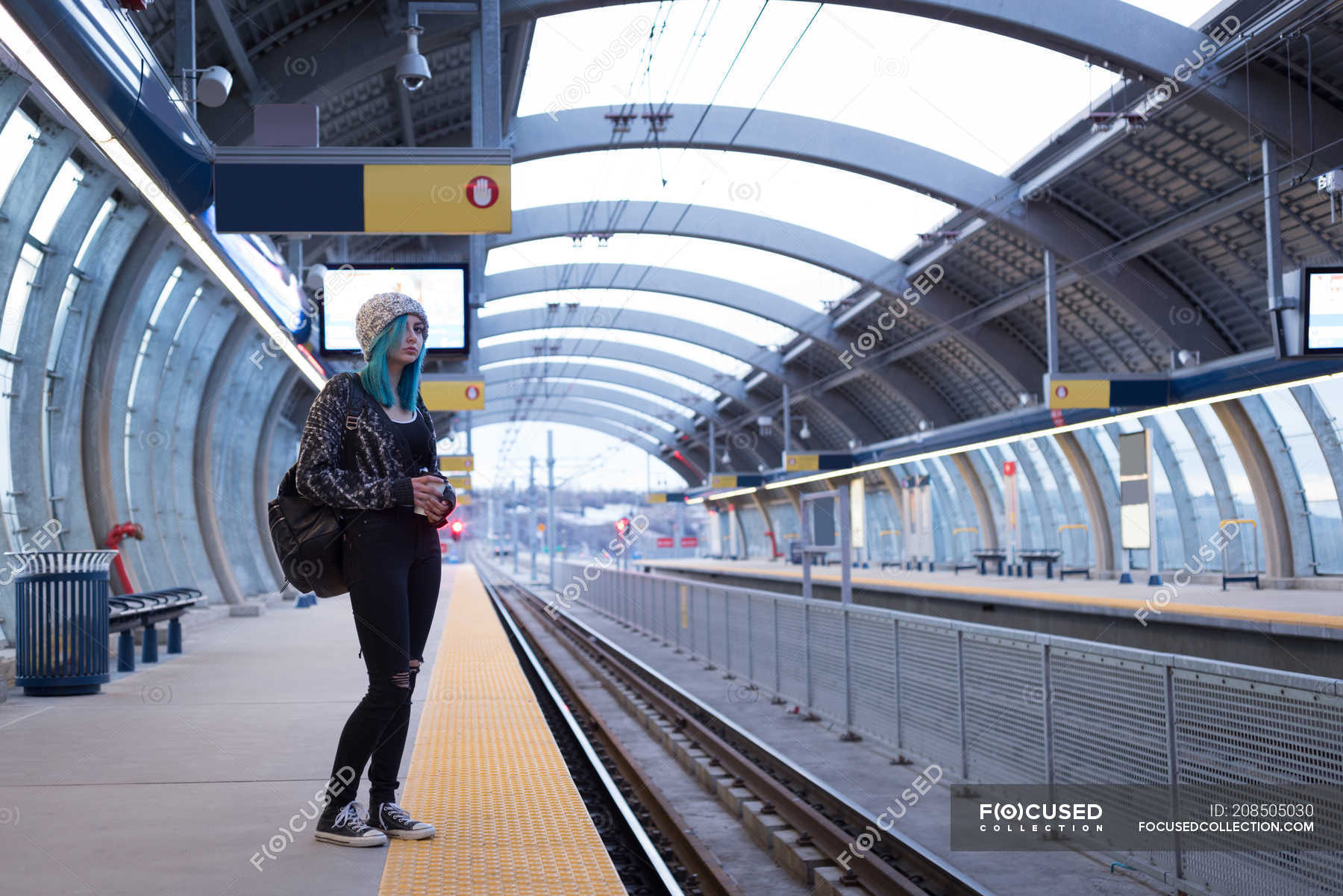 Платформа люди. The Train at the platform.