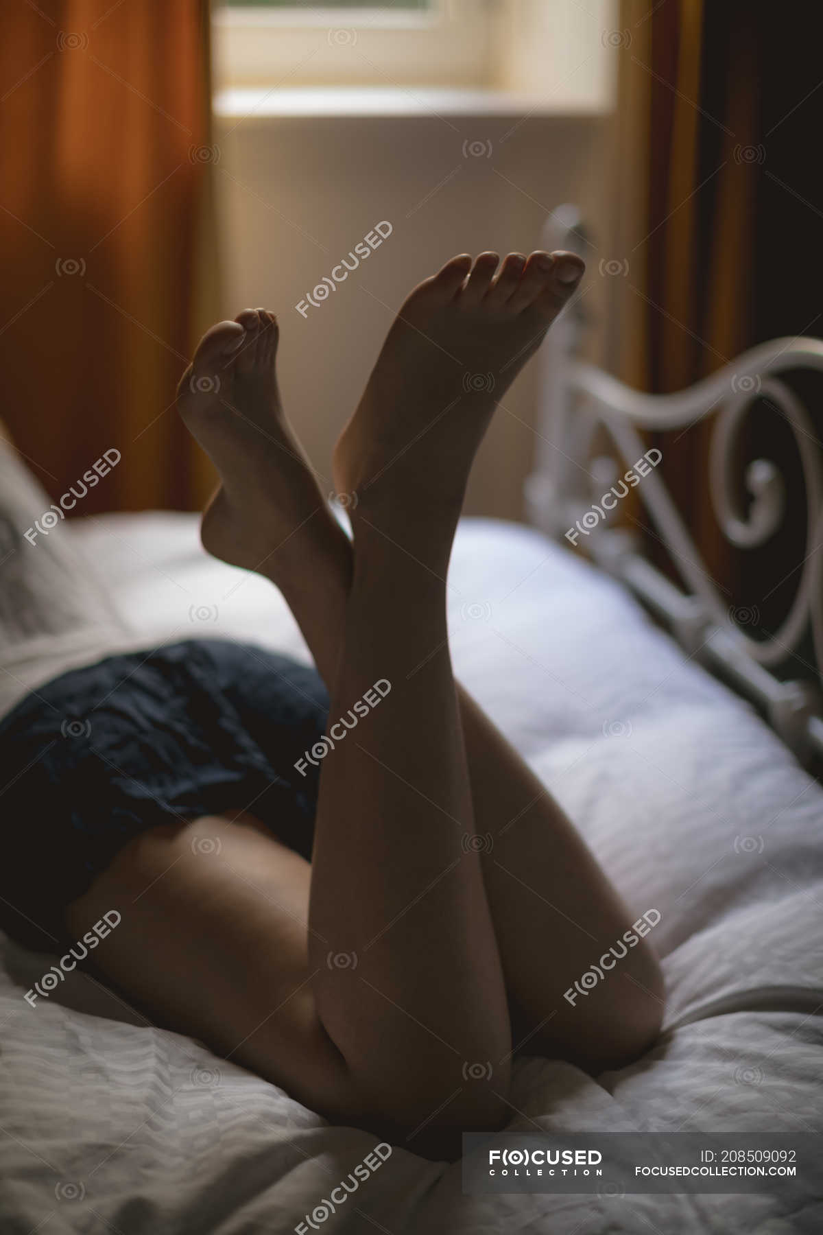 Vista posteriore della donna sdraiata sul letto a casa — Tenda