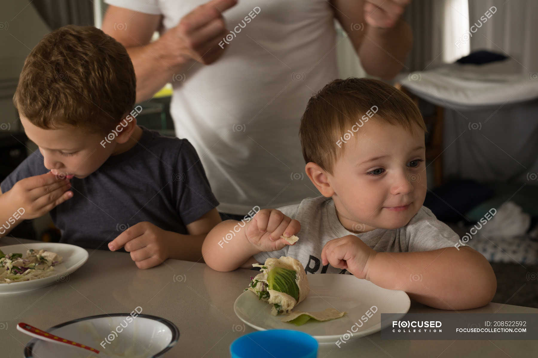 Сочную малышку имеют на обеденном столике