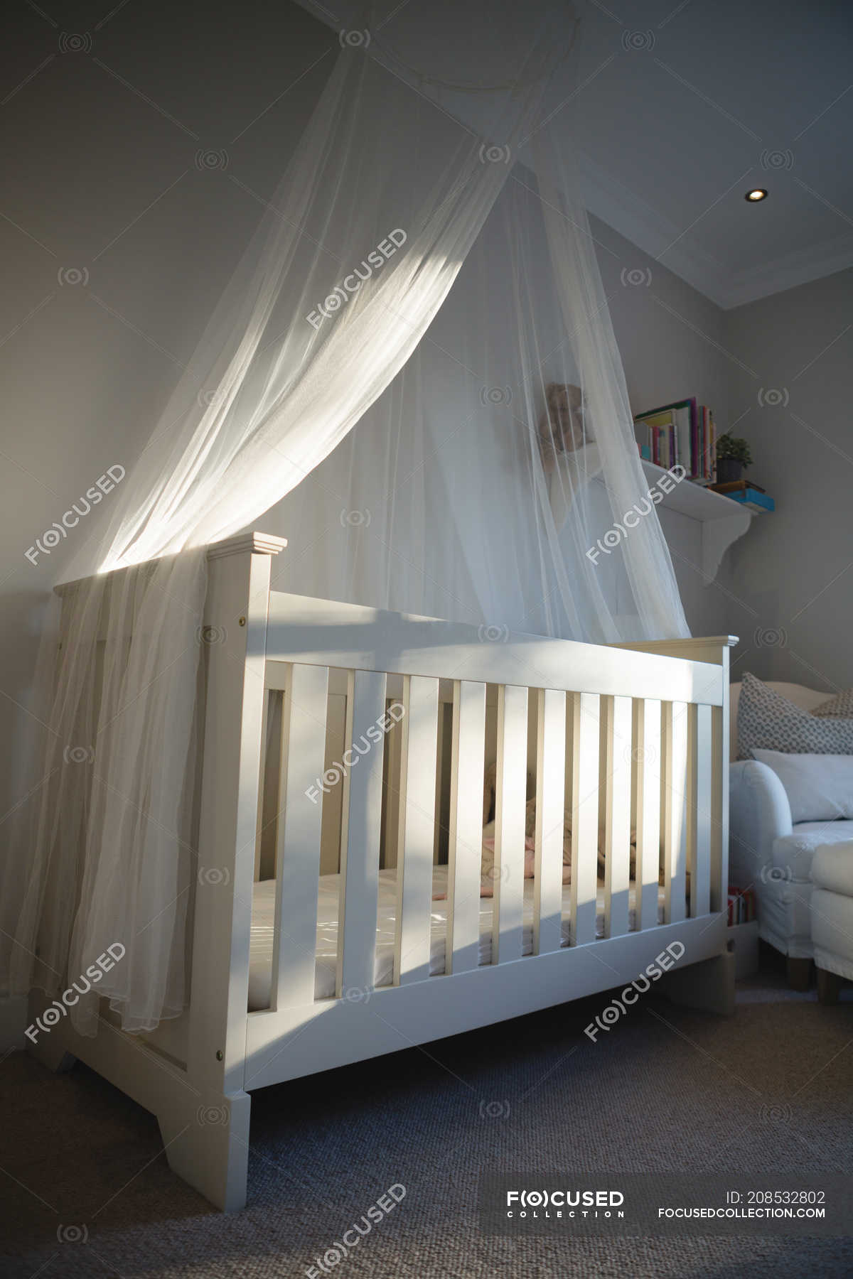 Empty wooden cradle at home — Abode, apartment Stock Photo 208532802