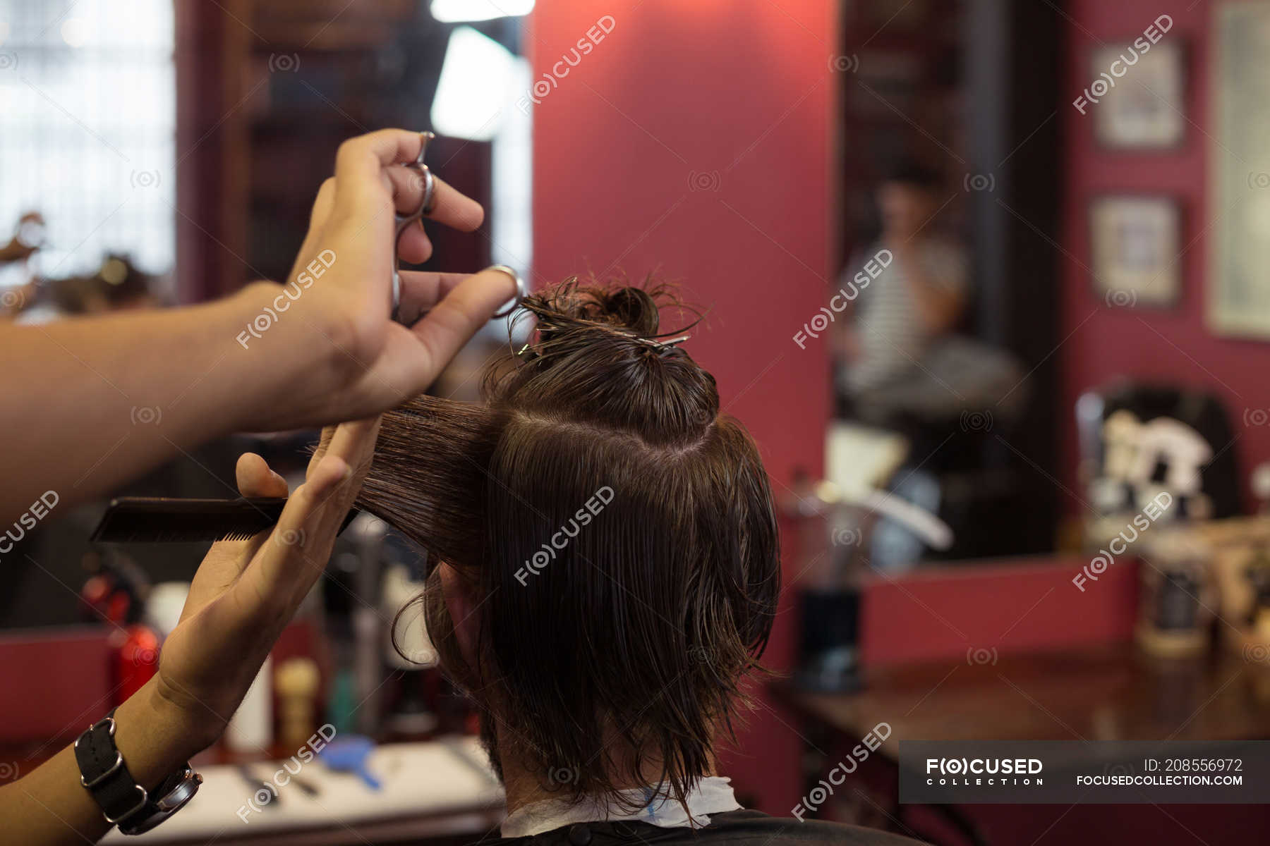 Muzhchina Strizhyot Volosy Nozhnicami V Parikmaherskoj Parikmaherskaya Strizhka Volos Stock Photo 208556972