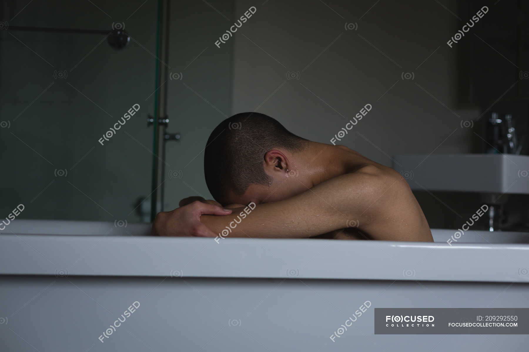 Мужчина лежит в ванне