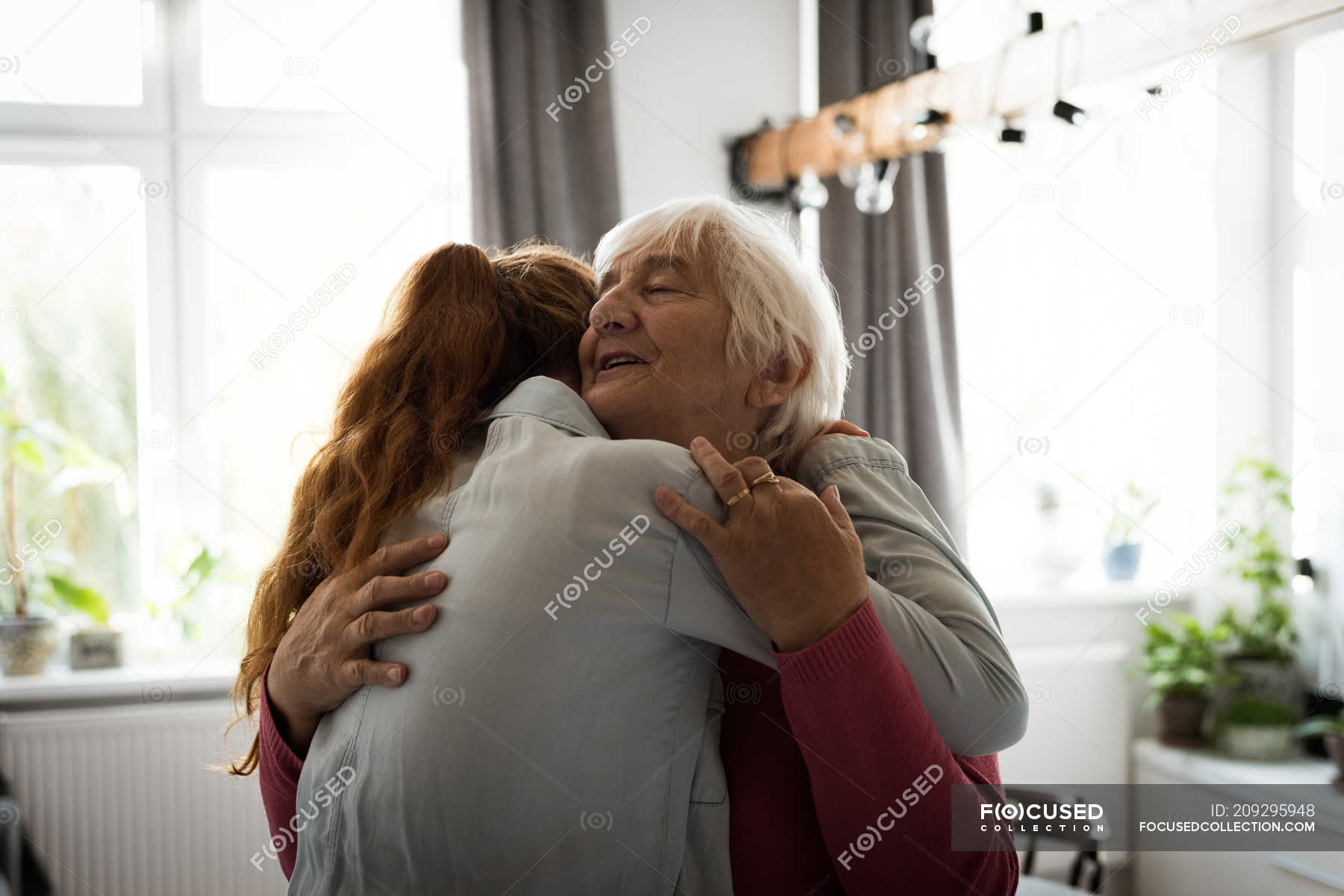 Приснилось обнимает бабушка. Бабушка обнимает внучку. Объятия с бабушкой. Внучка обнимает бабушку. Бабушка с внучкой обнимаются фото.