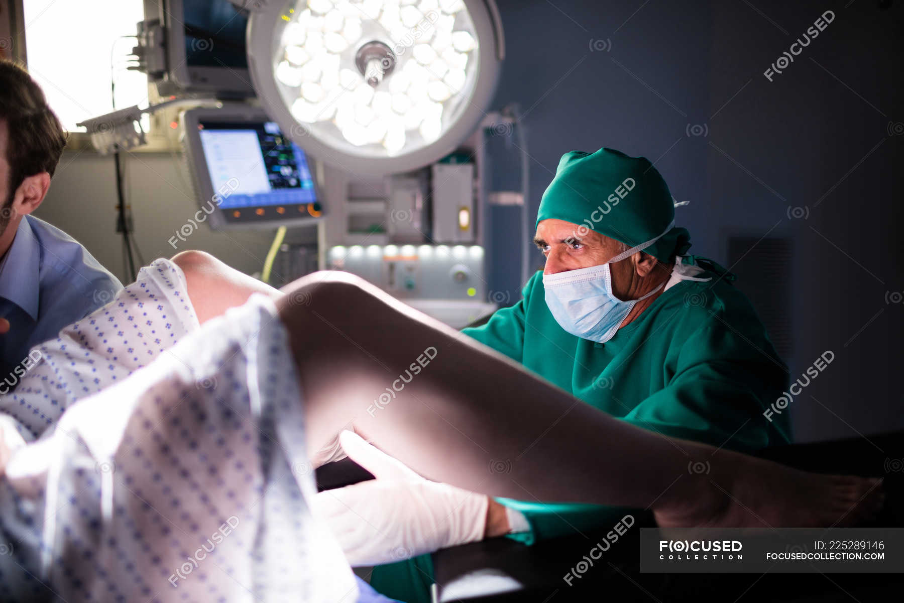 Médico Examinando A Una Mujer Embarazada Durante El Parto En Quirófano — Asistencia Sanitaria 6101