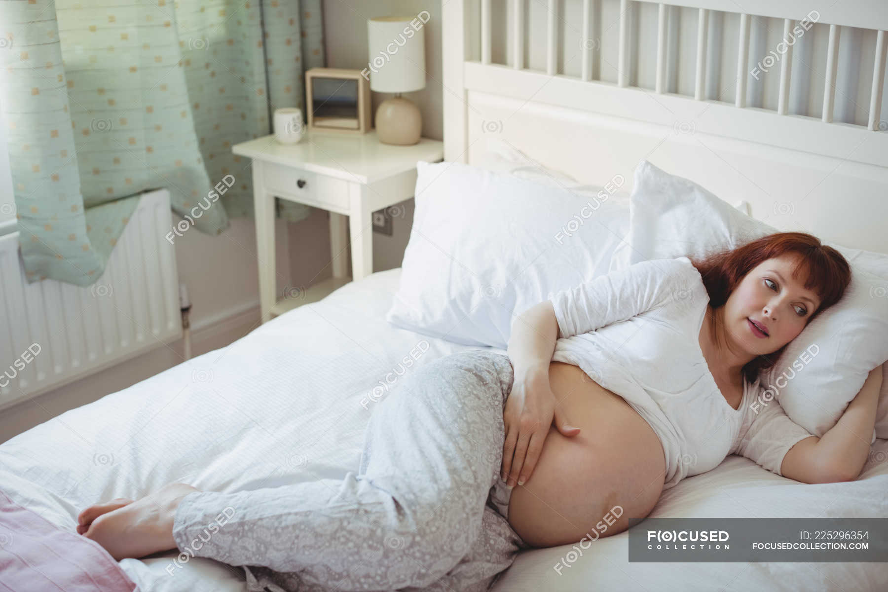 Беременная женщина на кровати