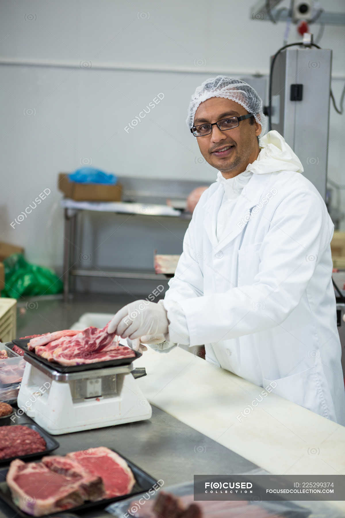 https://st.focusedcollection.com/18590116/i/1800/focused_225299374-stock-photo-butcher-weighing-meat-scale-meat.jpg