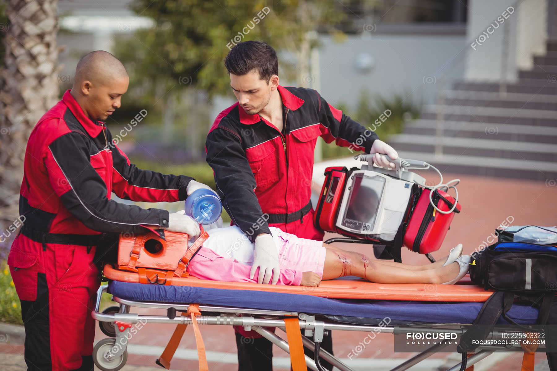 Paramedic Giving Oxygen To Injured Girl At Accident Spot — Covid19 ...