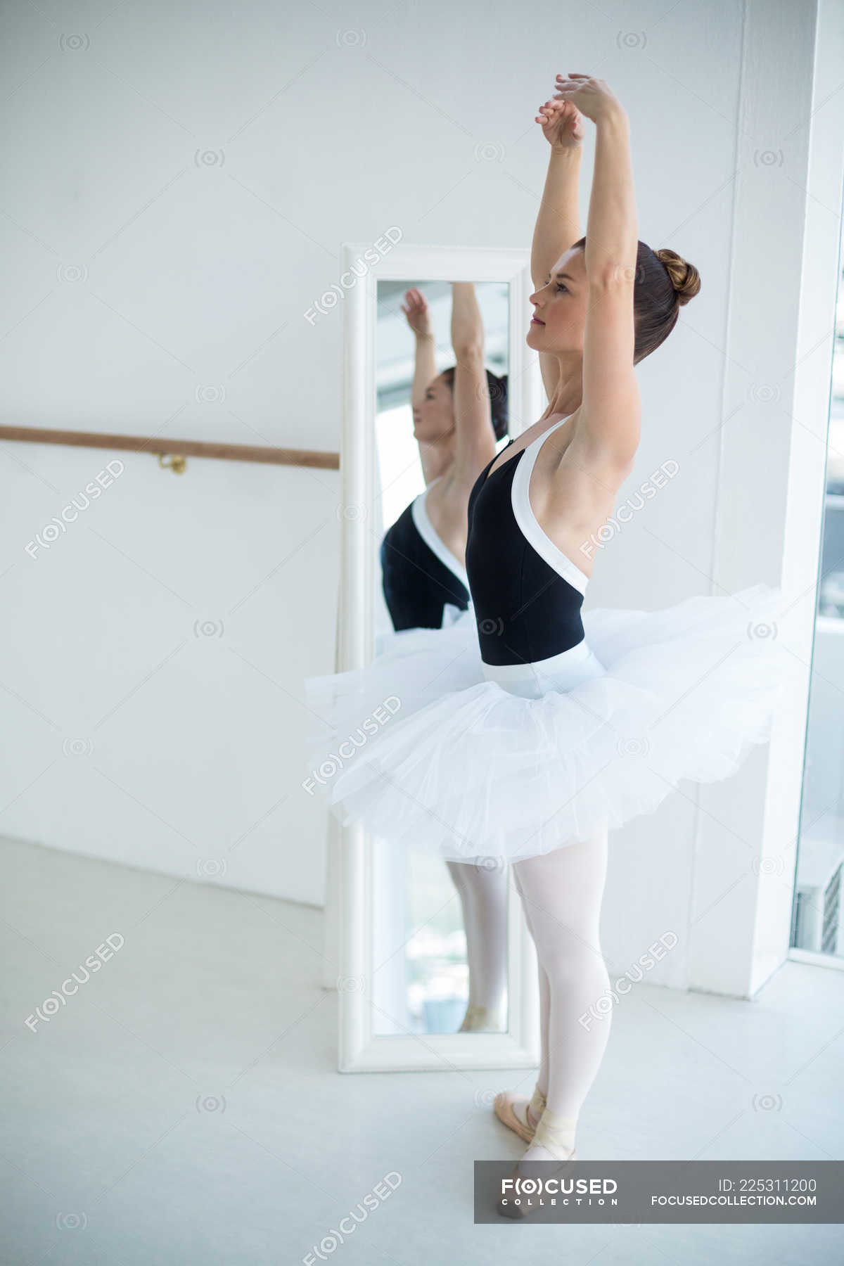 Ballerina practicing ballet dance in of mirror in — caucasian ethnicity, mid adult woman - Stock Photo |