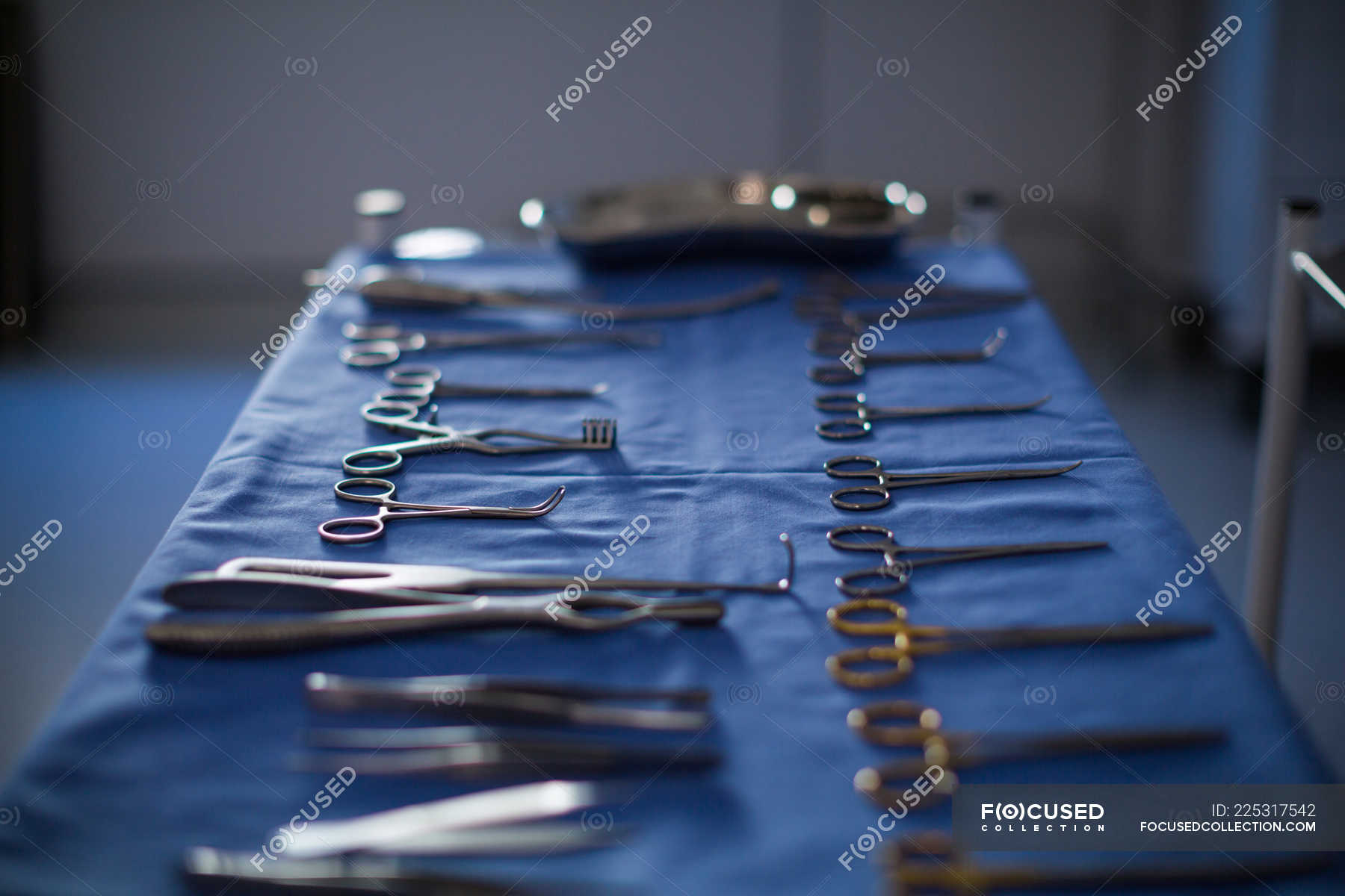 Хирургические инструменты фото на столе