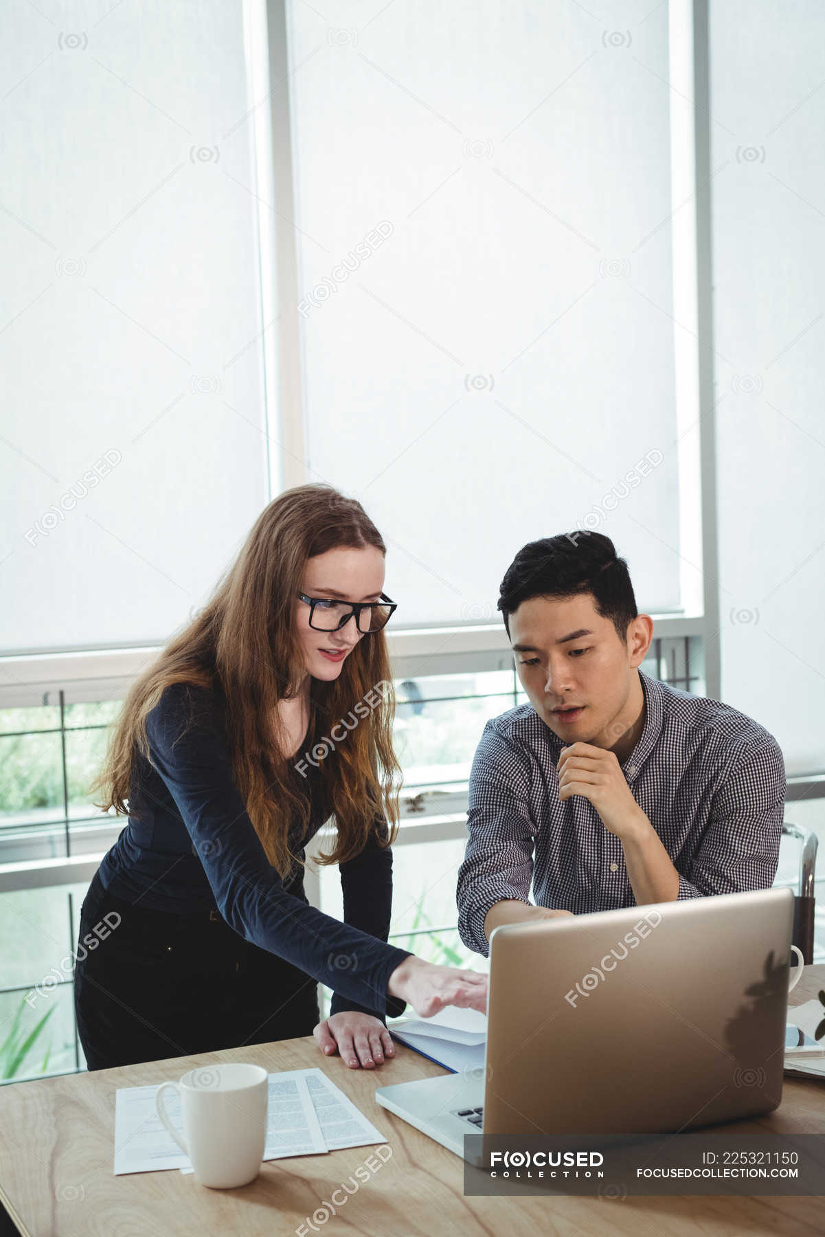 совещание. бизнес в сети интернет. молодые люди. современная молодежь. общение с клиентами в офисе.